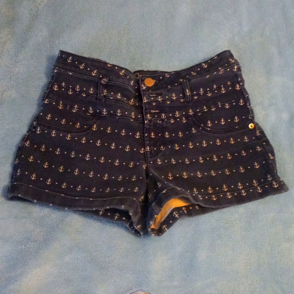 Mid-rise No Boundaries shorts size 11 good shape